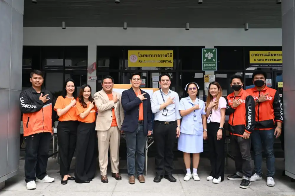 ลาลามูฟ มอบของใช้จำเป็นแก่ผู้ได้รับผลกระทบจากแผ่นดินไหวที่โรงพยาบาลราชวิถี
