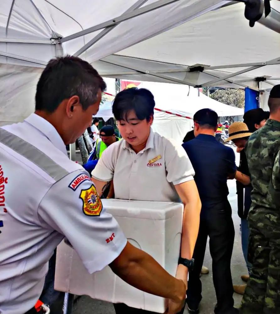 เซ็นทารา แกรนด์ ลาดพร้าว สนับสนุนภารกิจกู้ภัย มอบอาหารและเครื่องดื่มให้เจ้าหน้าที่และบุคลากรทางการแพทย์