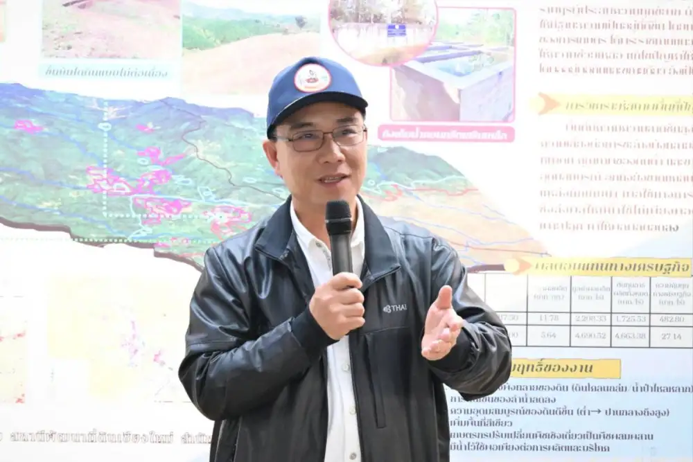 ดร.อาทิตย์ ศุขเกษม รองอธิบดีกรมพัฒนาที่ดิน ปลื้มผลสำเร็จอนุรักษ์ดินและน้ำ ป้องกันการชะล้างบนพื้นที่เกษตรกรรม ในโครงการบ้านเล็กในป่าใหญ่ดอยฟ้าห่มปก อ.แม่อาย จ.เชียงใหม่