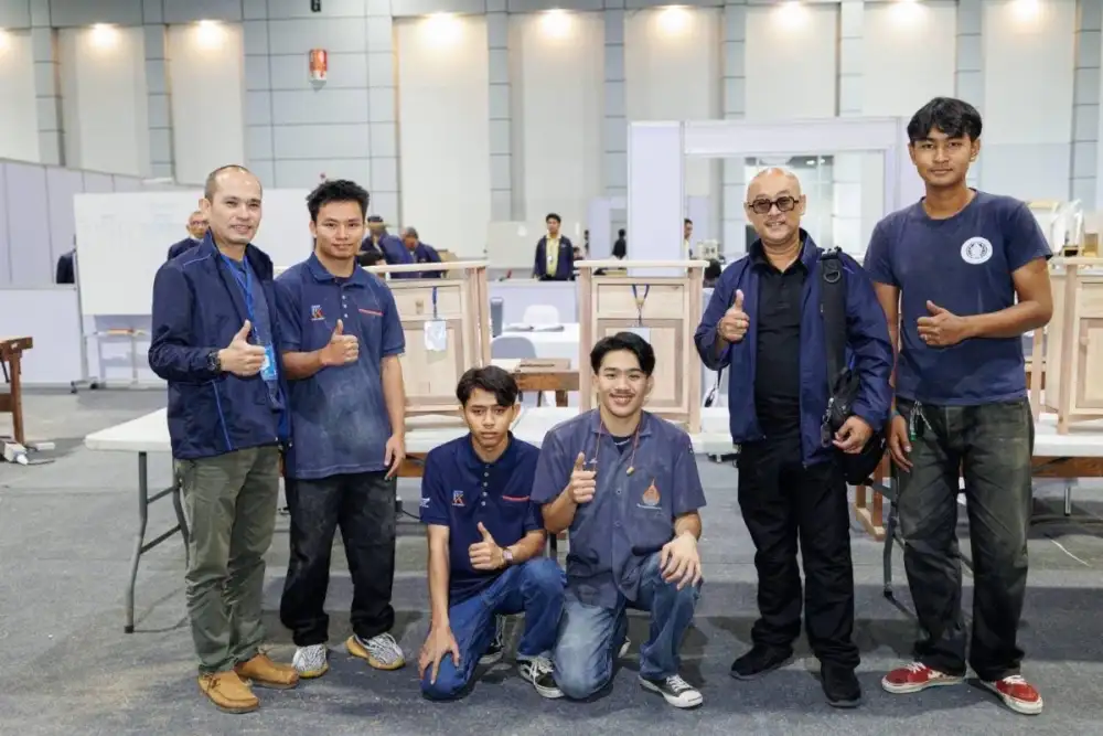 นักศึกษามทร.กรุงเทพคว้าเหรียญฝีมือยอดเยี่ยมสาขาไม้เครื่องเรือน ในการแข่งขันฝีมือแรงงานแห่งชาติ ครั้งที่ 30