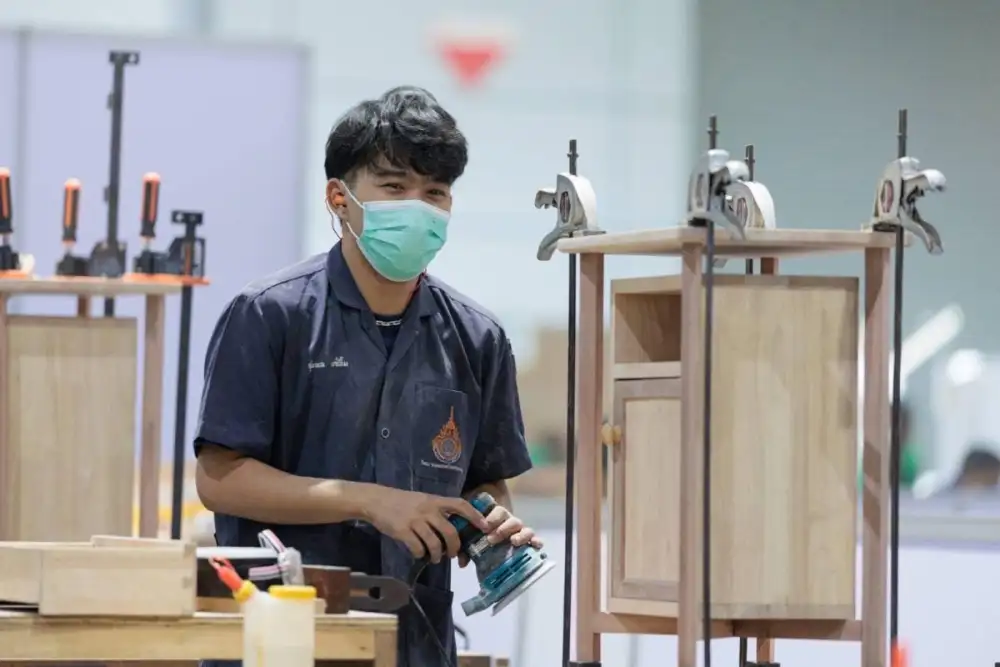 นักศึกษามทร.กรุงเทพคว้าเหรียญฝีมือยอดเยี่ยมสาขาไม้เครื่องเรือน ในการแข่งขันฝีมือแรงงานแห่งชาติ ครั้งที่ 30