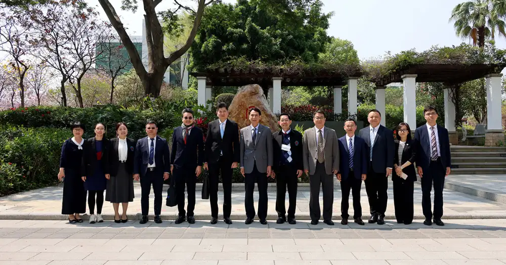 คุณอรัญ เอี่ยมสุรีย์ ผู้อำนวยการคลินิกการแพทย์แผนจีนหัวเฉียว และคณะเยี่ยมชมมหาวิทยาลัยการแพทย์แผนจีนกว่างโจว