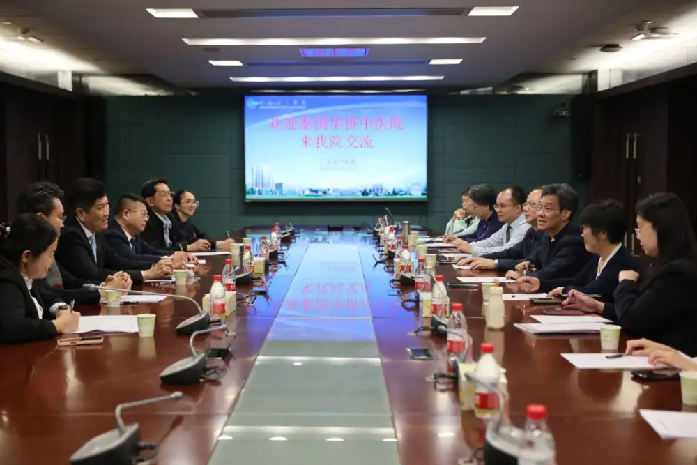 คุณอรัญ เอี่ยมสุรีย์ ผู้อำนวยการคลินิกการแพทย์แผนจีนหัวเฉียว และคณะเยี่ยมชมมหาวิทยาลัยการแพทย์แผนจีนกว่างโจว