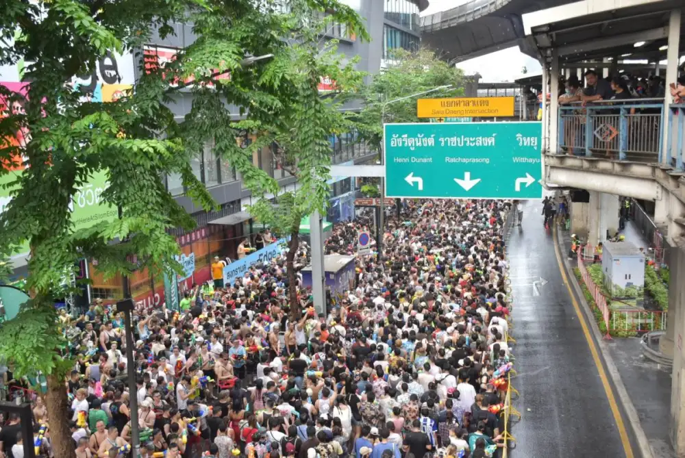 เขตบางรักพร้อมถอดบทเรียนป้องกันอุบัติเหตุจากแผงเหล็กกั้นทางเดิน