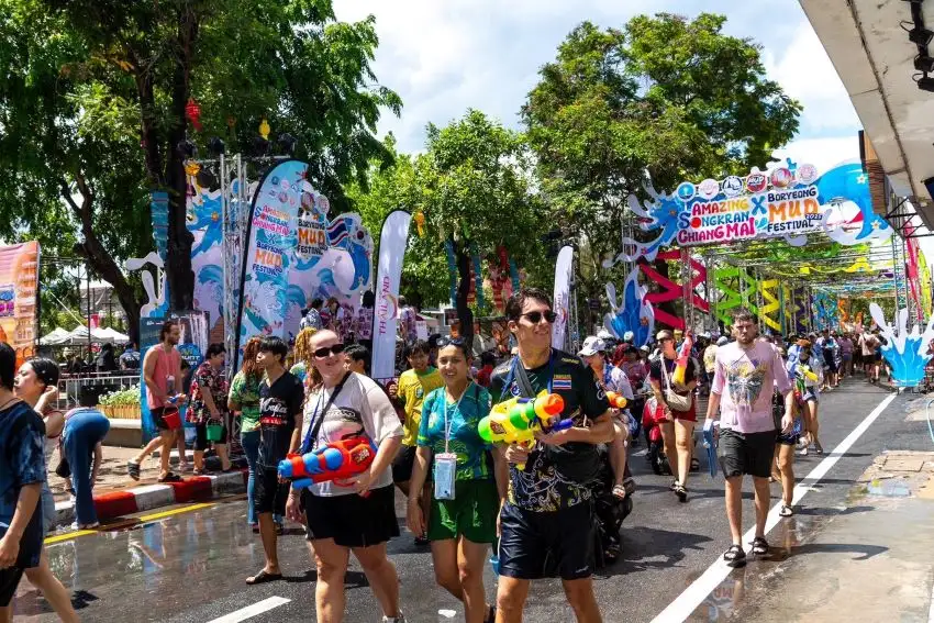 เฟสติวัลระดับโลก! นักท่องเที่ยวแห่เล่นสงกรานต์ เงินสะพัดทั่วไทยกว่า 2.8 หมื่นลบ.