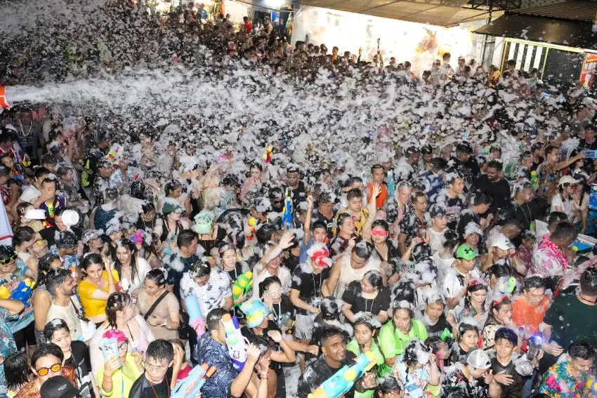 เฟสติวัลระดับโลก! นักท่องเที่ยวแห่เล่นสงกรานต์ เงินสะพัดทั่วไทยกว่า 2.8 หมื่นลบ.