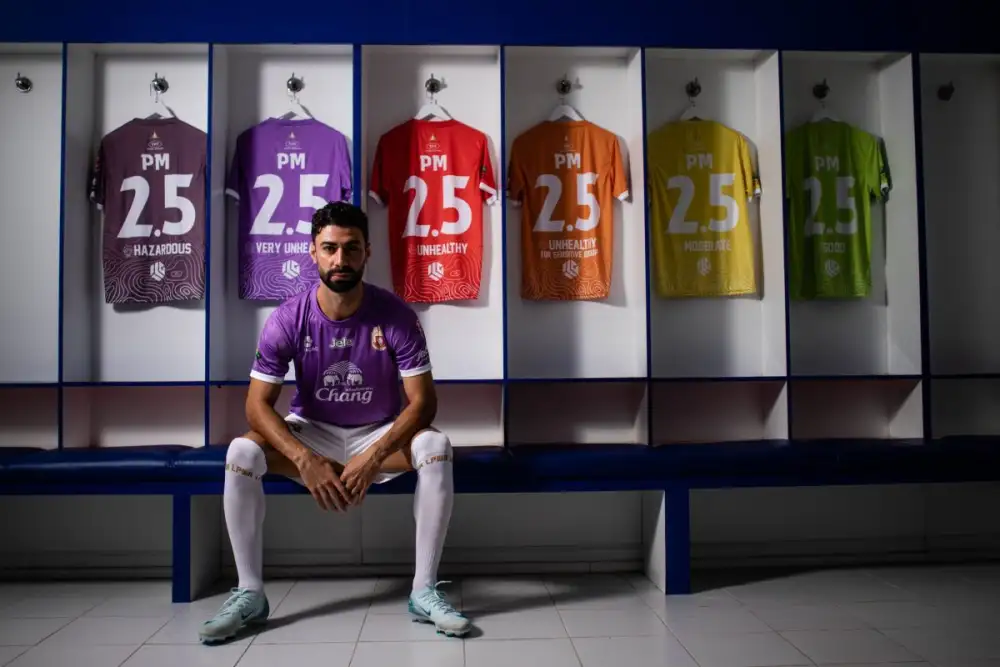 เสื้อบอลแจ้งค่าฝุ่น PM 2.5 'The Air Pollution Jersey' โดยทีมลำพูน วอร์ริเออร์ x สภาลมหายใจภาคเหนือ สะท้อนปัญหาฝุ่นภาคเหนือ