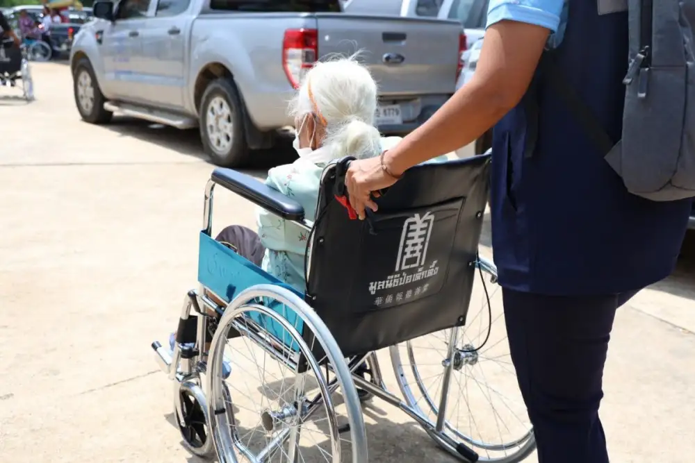 มูลนิธิป่อเต็กตึ๊ง สงเคราะห์สังคม มอบรถเข็นวีลแชร์ 100 คัน พร้อมค่าพาหนะแก่ผู้พิการด้อยโอกาสในพื้นที่จังหวัดมหาสารคาม