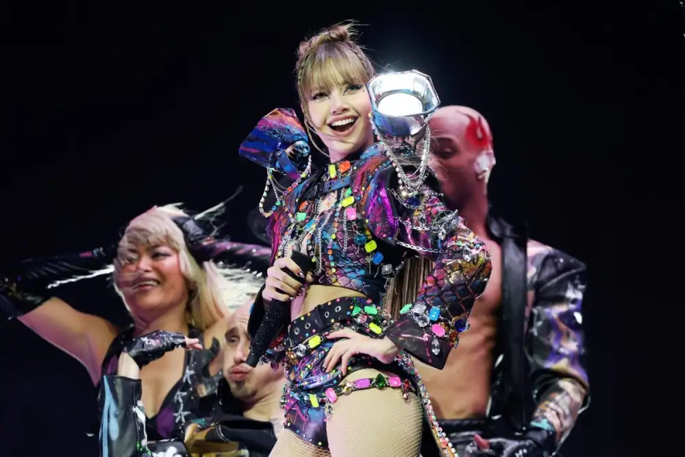 ลิซ่า สะกดทุกสายตาบนเวที Coachella ในลุคคัสตอมจากคริสตัลสวารอฟสกี้